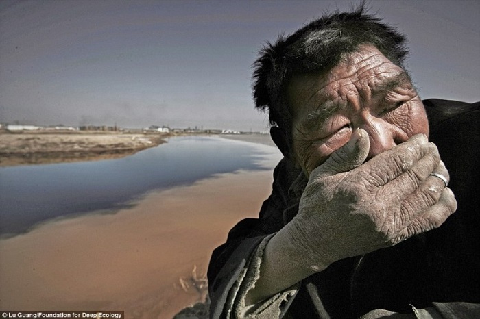 20 Pictures That Prove That Humanity Is In Danger - A herd farmer cannot withstand the stink of the Yellow River in Inner Mongolia
