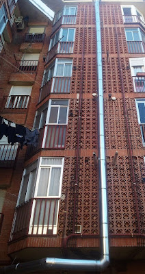 foto tubos salida humos de chimenea por fachada