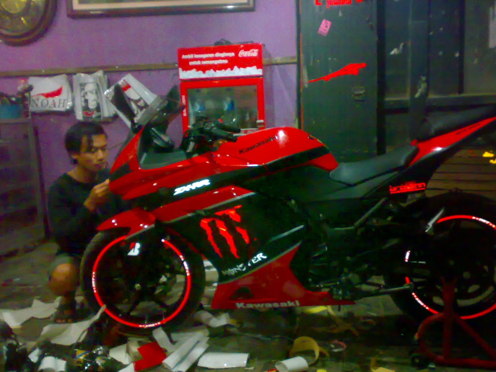 BROWNN EXOTIC Kawasaki Ninja 250 Cutting Sticker Monster Merah