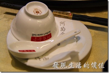 台南-阿菊食堂。餐桌上的擺設，醬油沾料也是一人一小蝶，不分大人小孩。