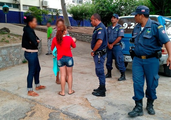 Familiares das vítimas se reúnem na frente da delegacia (Foto: Site Augusto Urgente)