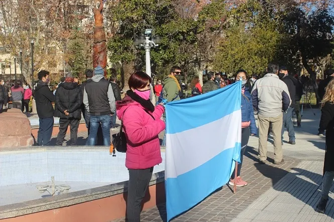 Hubo una manifestación de prestadores turísticos en la plaza San Martín