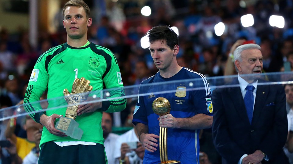 Lionel Messi, según la FIFA, es el mejor jugador de la Copa Mundial de la FIFA Brasil 2014, por eso recibe el premio Balón de Oro ¬¬ | Ximinia