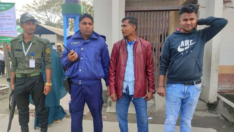 ভোলায় পোলিং এজেন্টের ‘প্রক্সি’ দিতে গিয়ে আটক ২