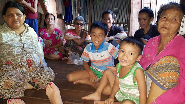 Arun with people in the slum