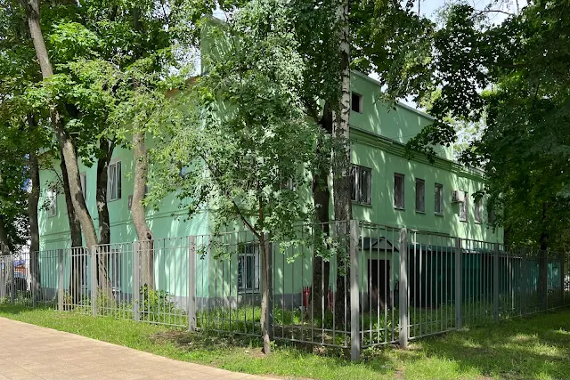 Королёв, улица Аржакова, улица Ильича, парк усадьбы Крафта / сквер Ильича / парк КТРВ, бывший цех обувной фабрики Болшевской трудовой коммуны ОГПУ (здание построено в 1930-х годах)
