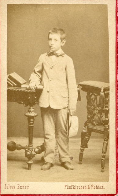 Fotografía post mortem de un niño en 1870. Fotógrafo Exner Gyula (Julius Exner).