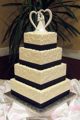 Elegant Black and Ivory Wedding Cake To see daily pictures recipes