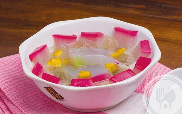  Minuman penyegar dahaga saat panas hari dengan guyuran gula merah plus es batu yang dingi Resep Es Selendang Mayang Khas Betawi
