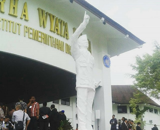 Patung Presiden RI Pertama Ir. Soekarno Berdiri di Kampus IPDN