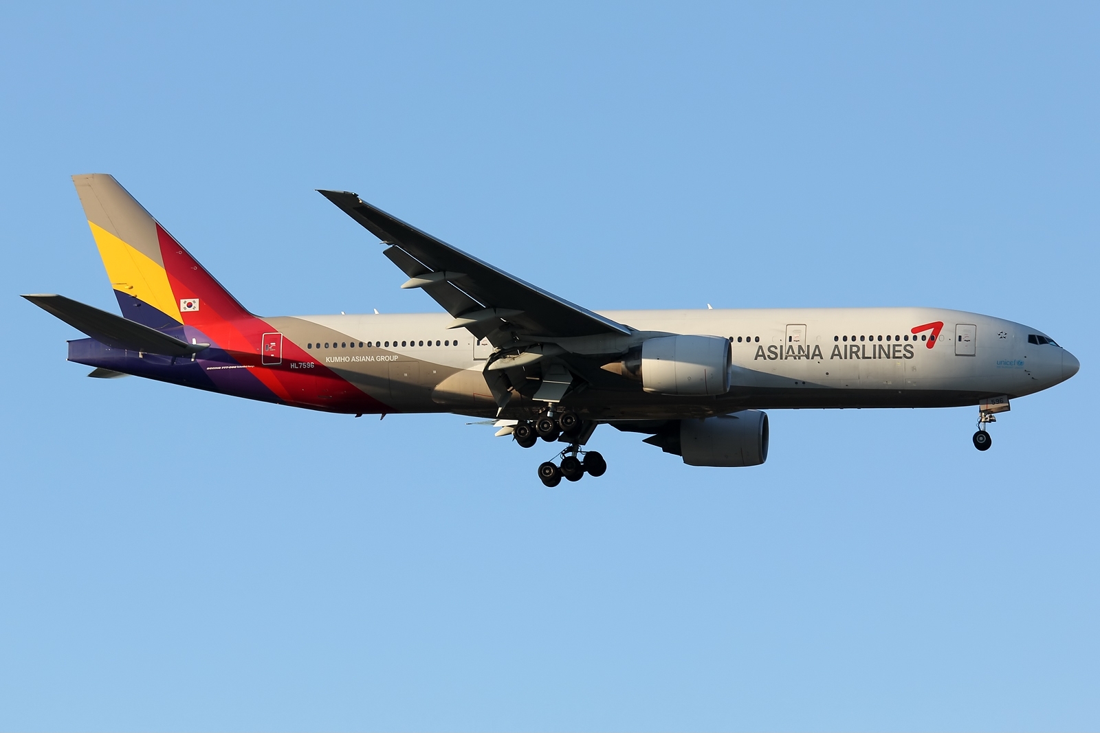 boeing 777 200 asiana 5 star airline Boeing 777 200 of Asiana Airlines ...