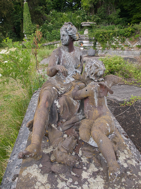 jiemve, le temps d'une pose, château, Pomponne, fontaine, statue, femme allongée, chérubin, angelot, poissons, crustacés