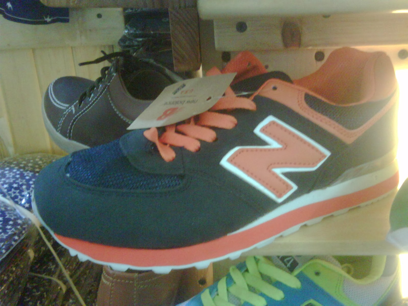 Sepatu new balance warna orange hitam  anak muda bergaya