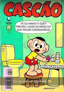 Vejam só quem traz uma mensagem muito bacana à criançada? A Turma da Mônica! E o exemplo, nestes tempos em que lavar as mãos pode e deve salvar tantas vidas, vem justo do “sujinho” da turma, o Cascão:é um garoto de pele parda, rosto oval largo, olhos e orelhas grandes, boca redonda e bochechas sujas; usa camiseta amarela, shorts com suspensório vermelho.  Descrição da ilustração: No banheiro com paredes verdes, Cascão em pé sobre um banquinho em frente a pia com a torneira aberta, lava as mãos com sabonete, algumas bolhas de sabão pairam sobre as mãos. Cascão olha sério pra nós e diz: Tá olhando o quê?! Prefiro lavar as mãos do que pegar Coronavírus!