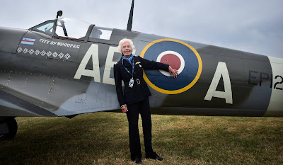 Mary Ellis posa junto a un Spitfire, en 2015 en Kent (Reino Unido)