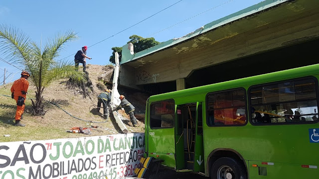 Ônibus cai de viaduto em Contagem, na Grande BH