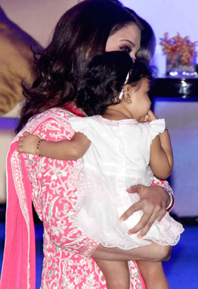 Aaradhya Bachchan with Aishwarya rai 