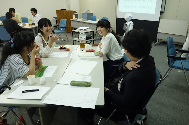 SMSデータテックインターンシップでディスカッションする学生 SMSデータテックインターンシップでディスカッションする学生