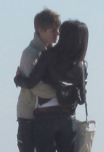 selena gomez justin bieber kissing beach. hair Justin Bieber Kissing