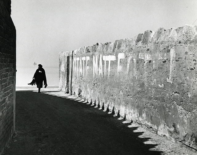 "Votate Matteotti", slogan elettorale dipinto su un muro a Venezia. Foto di Paolo Monti, 1965.