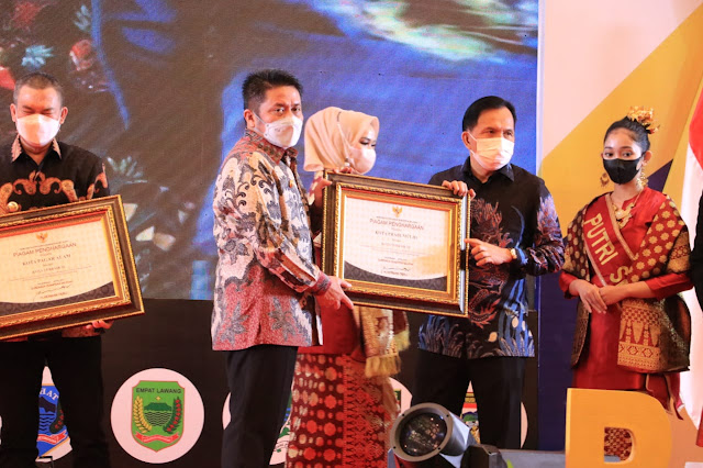 Gubernur Sumsel  Berikan Penghargaan Kepada Wako Prabumulih  