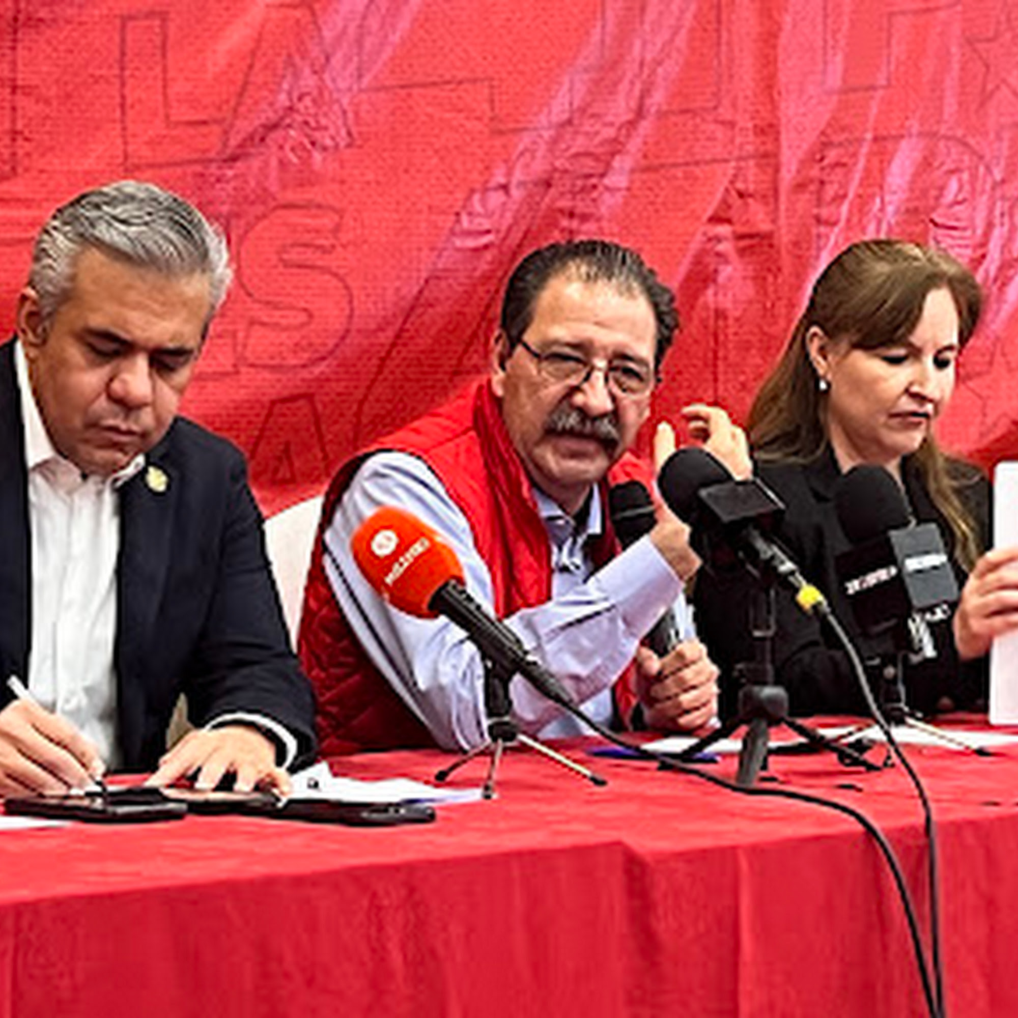 Violencia del "Nuevo PT" lo que se vive hoy durante su presentación en Toluca.
