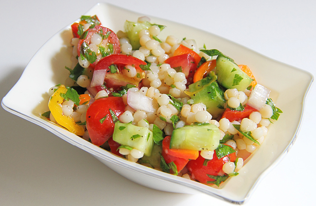 Салат с жемчужным кускусом и овощами