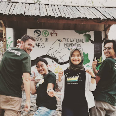 Personas voluntarias en un proyecto medioambiental en Nusa Penida, Indonesia