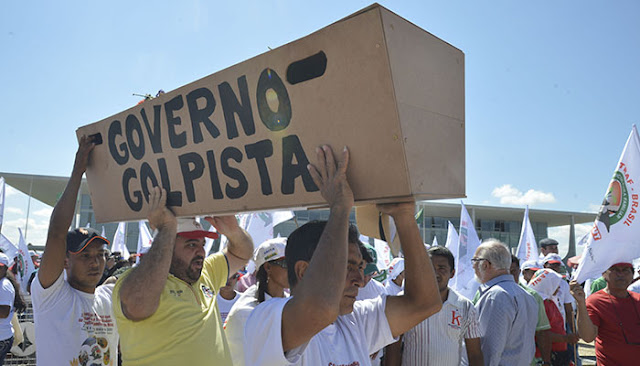 Os últimos vazamentos de gravações, que estavam em poder do Janot, escancaram, para quem tinha questionamentos honestos (pois para alguns nem que o deus dos parlamentares desça a terra e diga os convencerá), que o que estamos vivendo em nosso País é um golpe muito bem articulado pelos meios de comunicação, Judiciário, agentes do Estado, a elite econômica e grande parte dos parlamentares que um dia o Lula chamou de picaretas.

Mas o centro do golpe não tinha como objetivo tão somente destituir a Presidenta Dilma do cargo para o qual foi eleita por 54 milhões de eleitores. Retirá-la do cargo, criminalizar o Lula e o PT, representavam apenas possibilitar que um “pau mandado” dos principais interessados no golpe alcançasse os seus objetivos.

E o golpista Temer explicita os reais objetivos que pretendem alcançar com o golpe.