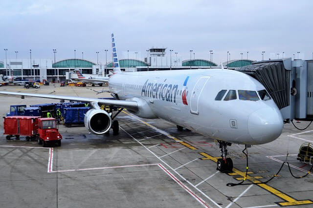 空港の滑走路に止まっている飛行機