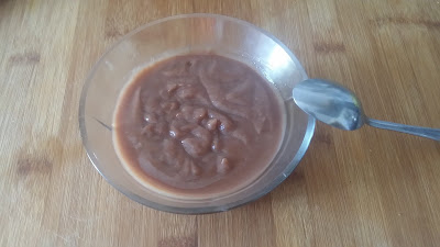 Un recipiente con una salsa marrón que es de oproto y manzana