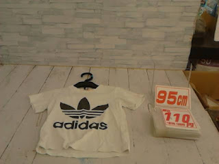 中古品　子供服　９５ｃｍ　adidas　ホワイト　半袖Tシャツ　１１０円