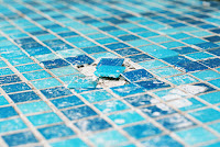 piscina com pastilha soltando ou quebrada