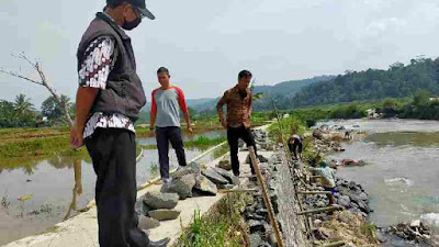 PEMDES DESA KALONG LIUD MEMBANGUN JEMBATAN GANTUNG ANTAR DESA.