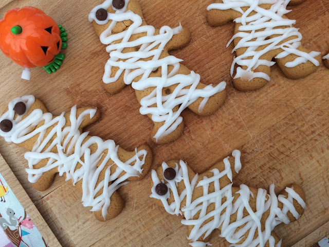 Gingerbread men iced to look like mummies