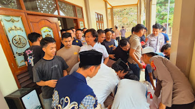 Polres Serang Gelar Jumat Berkah Bagikan Nasi Kotak Kepada Jamaah Masjid As Salam Polres Serang 