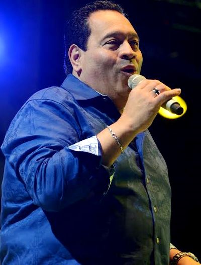 Foto de Tito Nieves cantando en concierto