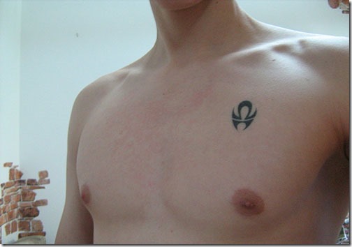 incroyable_petite_balance_conception_de_tatouage_sur_la_poitrine