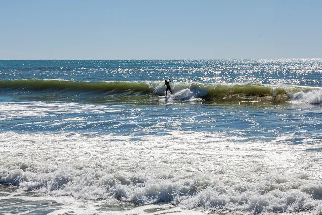 Surfista sobre las olas