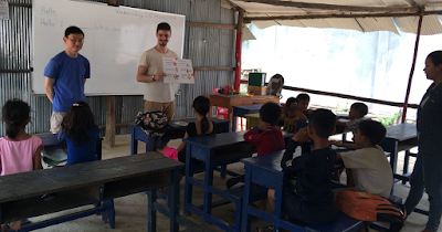 Voluntarios/as dando clases de inglés en Camboya