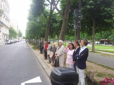 "Veilleurs debout" diante da sede da Conferência Episcopal Francesa - CEF, Paris