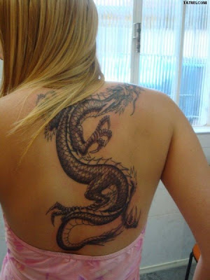 TATTOO DE DRAGON, TATUAJE DE DRAGON EN LA ESPALDA DE MUJER