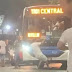 HOMEM É ATROPELADO E ARRASTADO APÓS TENTAR IMPEDIR ÔNIBUS DE SAIR NO RJ