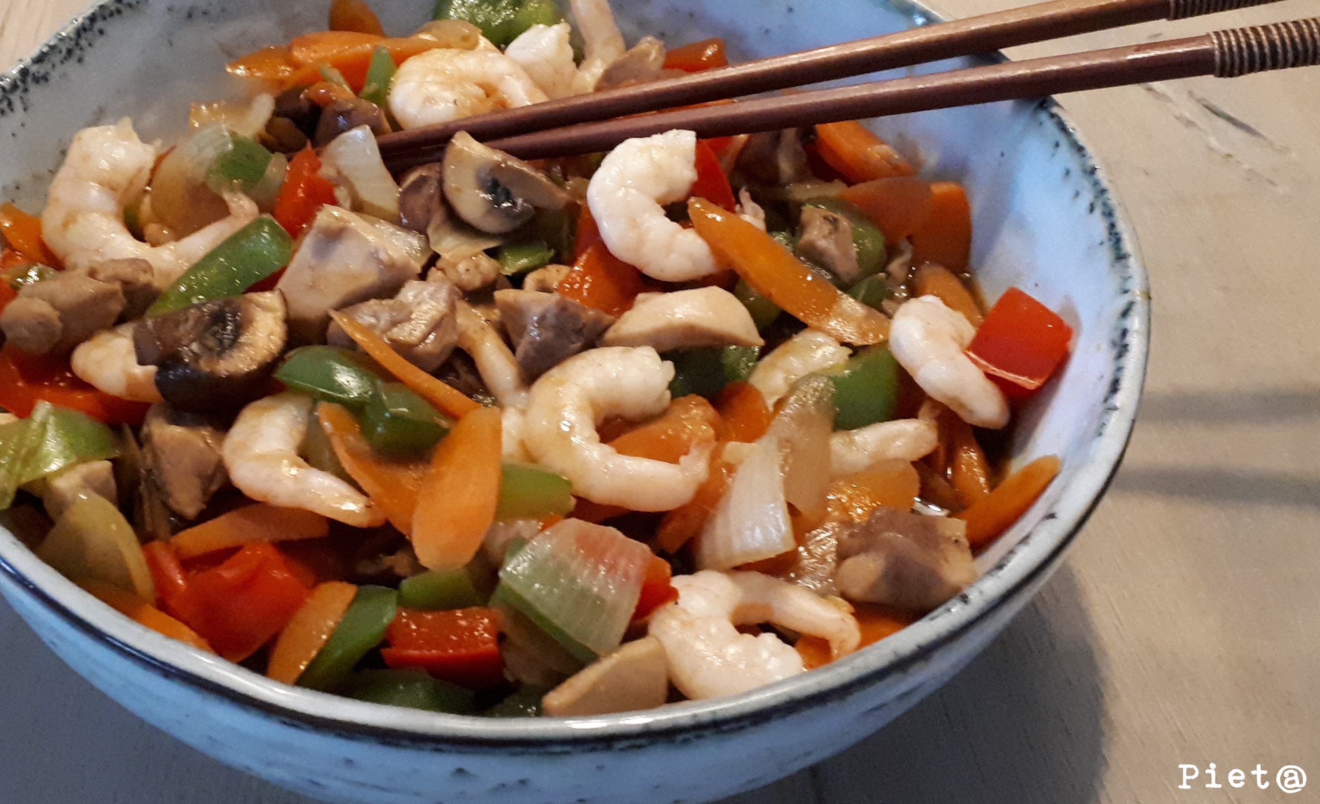 Geroosterd Voorman Egomania Pieta's hapjes: Chinese roerbak van kip, garnalen, groenten en saus