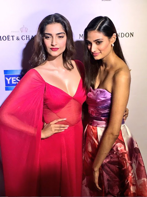 Sonam Kapoor Deep Cleavy & Bulging Melons Show In Reat Hello Hall of Fame Awards2016