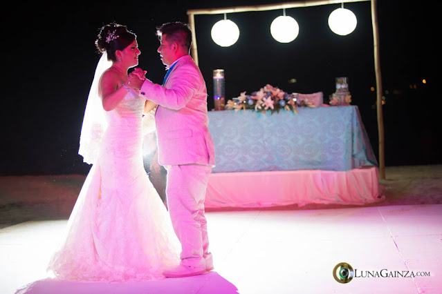 Su fotógrafo aprovechó a tomar los detalles más importantes de la boda:  El hermoso vestido,  La boda de Elizabeth y Joaquín se llevo a cabo el día 09 de enero del 2017 en Bahías de Huatulco Oax. en el Hotel Las Brisas Huatulco.