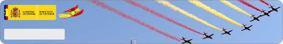 La Patrulla Águila colorea de rojo y amarillo el cielo de Évora (Portugal).