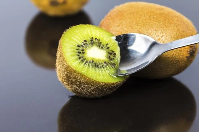 makan buah kiwi