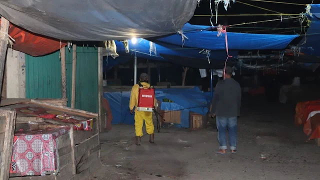 Cegah Corona, Pasar Ibuh Disemprot Disinfektan di Malam Hari.