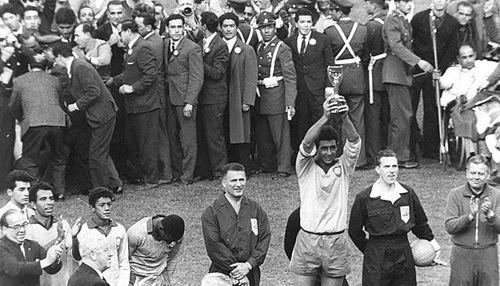 Capitão do Brasil, Mauro levantando a taça Jules Rimet